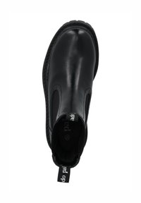 Stivaletto alla caviglia in pelle nera con pannelli laterali elastici e linguetta con logo, visto dall'alto su sfondo bianco.
