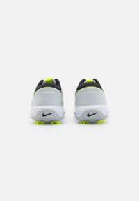 Nike Victory Pro golfo batai, turintys pilką ir juodą viršutinę dalį, su ryškiai geltonais akcentais ir tekstūruota padu, užtikrinančiu geresnį sukibimą.