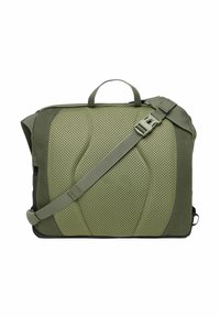Mochila verde oliva con un frente de malla acolchada, correa ajustable y asa en la parte superior. Presenta paneles texturizados y un bolsillo lateral con cremallera.