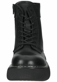 Bottines en cuir noir avec une finition texturée, lacets plats et bout rond. Présentent une semelle en caoutchouc épaisse et une fermeture zippée sur le côté.