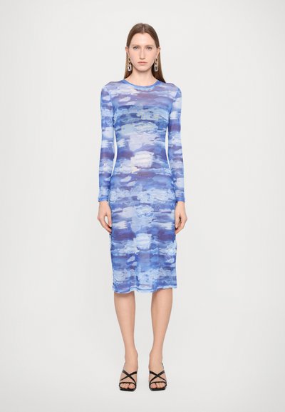 Langærmet, bodycon kjole i nuancer af blå og lilla med akvarelprint. Blødt, strækbart stof. Længde til under knæene med rund halsudskæring.