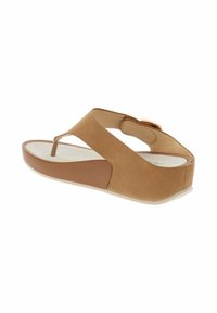 Infradito in suede marrone con un soletta imbottita, cinturino regolabile sul retro e una suola in gomma bianca leggermente sollevata.