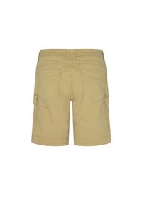 Beige cargo shorts yang terbuat dari kain ringan, dilengkapi dengan saku samping, dua saku belakang, dan pinggang datar dengan detail jahitan.