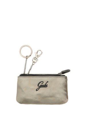 Piccola pochette in pelle grigia con cerniera nera, logo nero "Gabs" e anello portachiavi e gancio in metallo attaccati a catene argento.