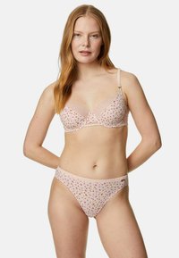 Set di reggiseno e mutandine in morbido tessuto rosa con motivo floreale. Presenta spalline regolabili, bordo in pizzo e fascia elastica sulla mutandina.