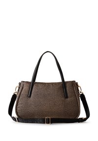 Borsa a mano marrone con texture, dotata di manici e tracolla in pelle nera. Presenta accessori in oro e un dettaglio con logo stampato sulla tracolla.