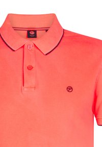 Polo shirt corail en coton respirant avec un tissage texturé, doté d'une patte de boutonnage à deux boutons, d'une bordure de col en marine contrastée et d'un logo.