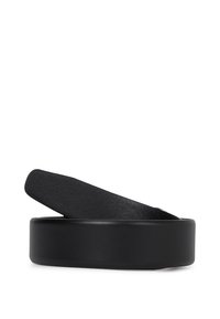 Cinturón de cuero negro con una textura suave y bordes redondeados. Presenta un diseño de banda ancha y un extremo cónico. Sin herrajes visibles.