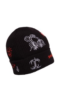 Beanie di maglia nera con grafica ricamata in rosso e bianco, che include figure astratte e motivi. Design con risvolto e costine testurizzate.