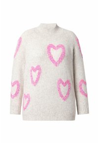 Cremefarbener Strickpullover mit pinken, flauschigen Herzmustern, die über Körper und Ärmel verteilt sind, mit hohem, geripptem Kragen und Bündchen.