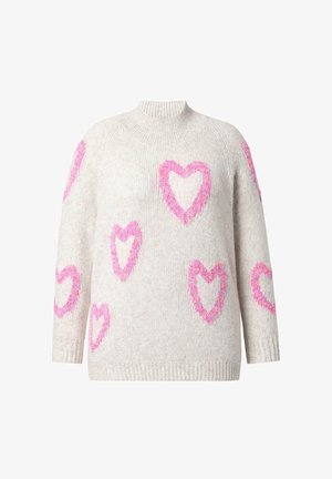 Creamfarvet strikket sweater med lyserøde, dunede hjerte-mønstre spredt over kroppen og ærmerne, med en høj ribstrikket krave og manchetter.