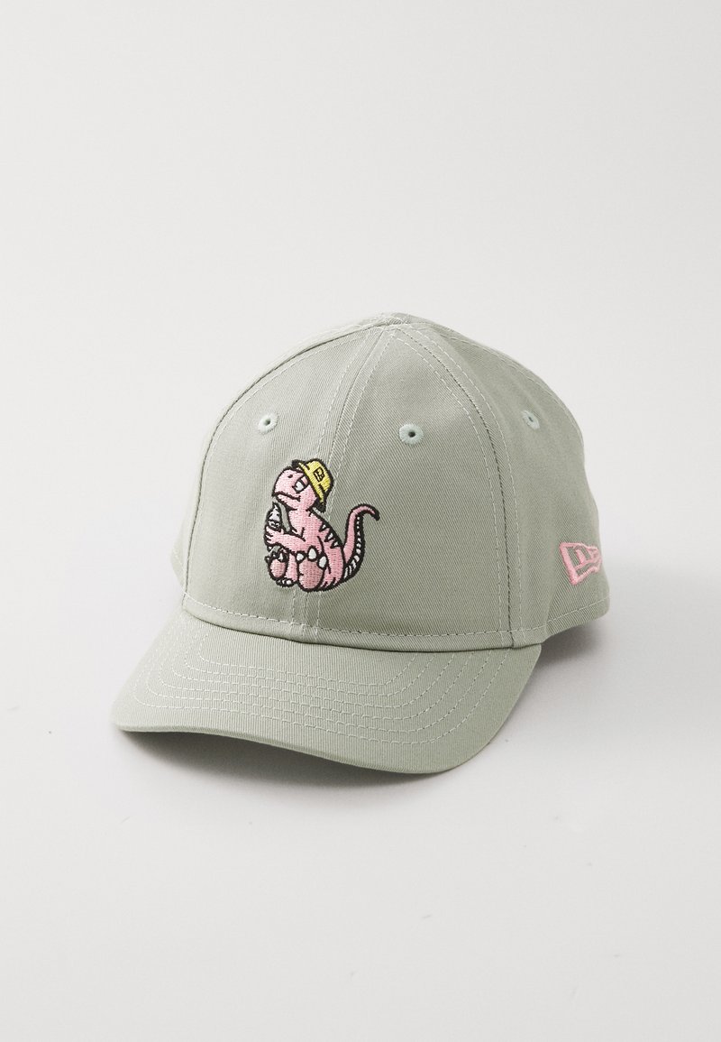 Zöld, ívelt karimájú pamut sapka. Egy rózsaszín hímzett dinoszaurusz látható rajta, aki egy tárgyat és egy sárga sapkát tart, mellett a oldalán rózsaszín logóval.