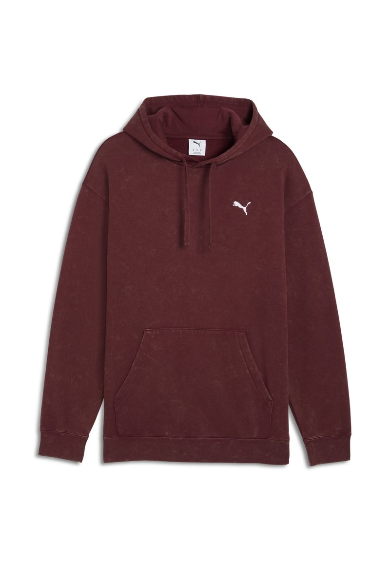 Bordeaux hoodie van zacht materiaal, met een voorzak, geribbelde manchetten en een wit Puma-logo op de borst. Klassiek ontwerp met een capuchon met trekkoord.