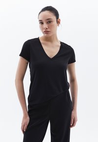 MIT V-AUSSCHNITT - T-shirt basic - black