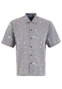 Camicia a maniche corte in tessuto grigio con un motivo a macchie di forme rosa, blu e bianche. Chiusura frontale con bottoni e colletto a punta.