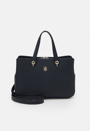 Bolso tote de cuero negro con acabado texturizado, asas superiores dobles, detalles en metal dorado y una correa de hombro desmontable. Cierre de cremallera.