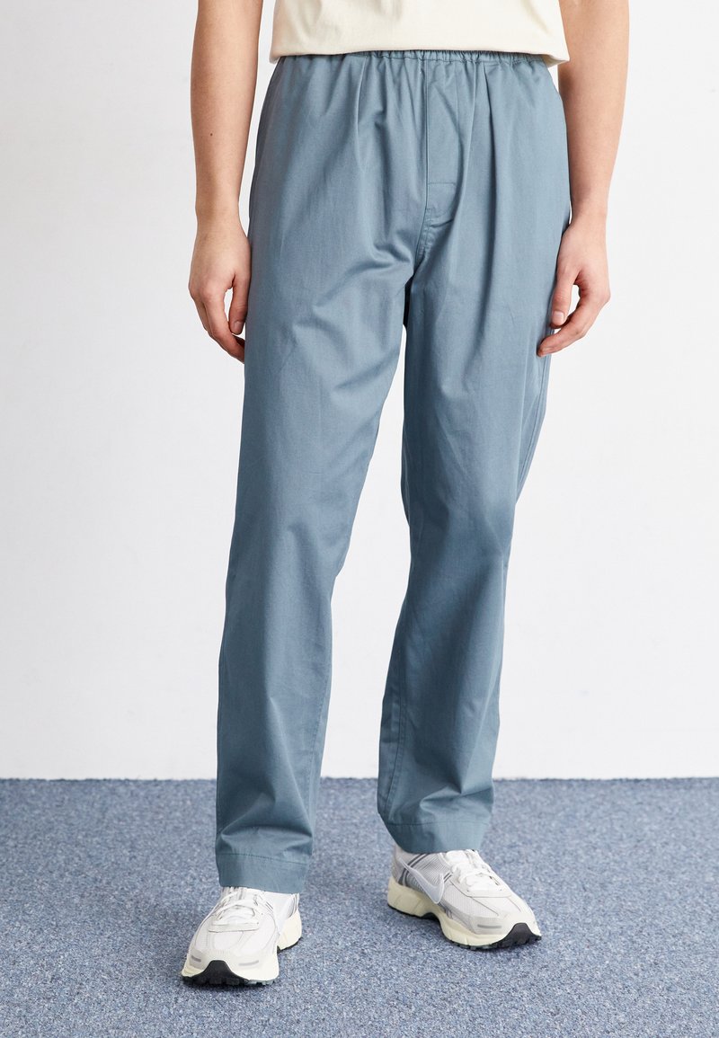 HUF - BRUSHED SKATE PANT - Stoffhose - sage, Vergrößern