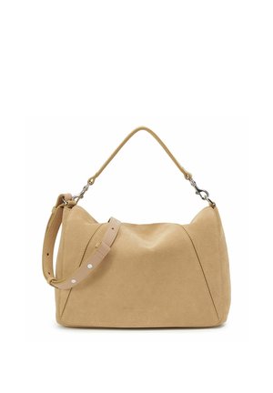 Borsa a tracolla in camoscio beige con tracolla staccabile, dettagli in metallo color argento e forma morbida e rettangolare con angoli arrotondati.