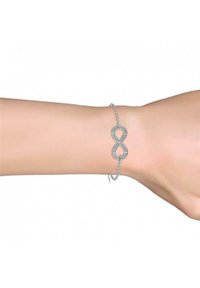 Bracciale in argento sterling con design a infinito caratterizzato da una finitura testurizzata e piccole pietre trasparenti, bloccato con una catena a maglia.