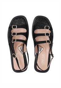 Sorte sandaler til kvinder med en tekstureret overdel, tre justerbare remme med spænder og en nude indersål med metalliske accenter. Firkantet tådesign.