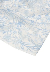 Lahka oblačna ruta z nežnim modrim cvetličnim vzorcem na kremnem ozadju, z mehkimi robovi in rahlo razfrkanimi robovi.