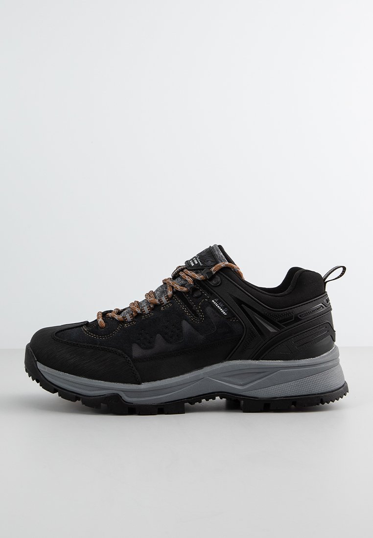 Czarne buty trekkingowe z szarym podnoskiem, teksturowana górna część, brązowe sznurówki i wzmocniony pięta. Posiadają solidny bieżnik zapewniający przyczepność.