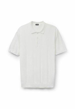 Weißes Poloshirt mit kurzen Ärmeln, Kragen, vier Knöpfen und dezentem vertikalem Strickmuster, flach auf einem weißen Hintergrund ausgelegt.