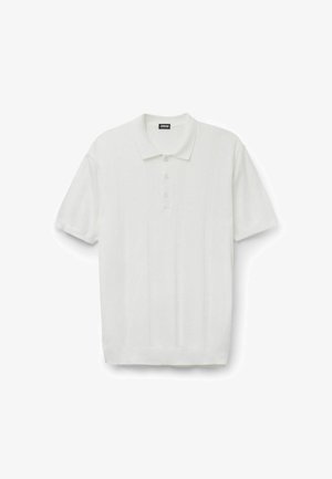 Weißes Poloshirt mit kurzen Ärmeln, Kragen, vier Knöpfen und dezentem vertikalem Strickmuster, flach auf einem weißen Hintergrund ausgelegt.