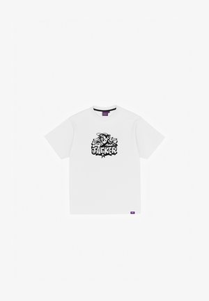 Hvid bomulds T-shirt med et grafisk tryk, der viser "JACKER" i fed sorte bogstaver og en illustreret karakter. Rund halsudskæring, korte ærmer.
