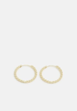 Boucles d'oreilles créoles en or torsadé avec un design en spirale texturé, affichées côte à côte sur un fond blanc uni.