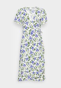 Robe portefeuille à motifs floraux avec un fond blanc, des fleurs bleues et des feuilles vertes, des manches courtes et un lien à la taille.