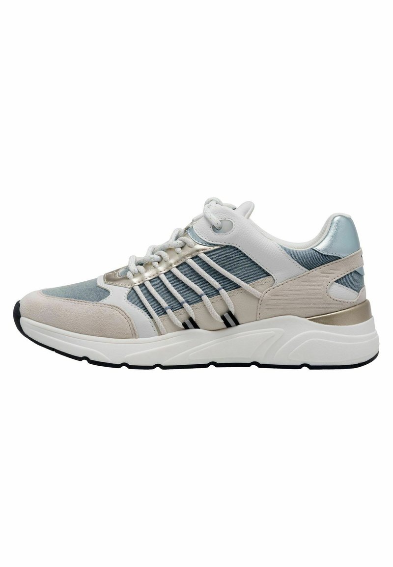 Baskets de sport bleu clair et beige avec une tige en maille, des accents en daim, des détails argentés et une semelle en caoutchouc blanc. Présente un laçage à motifs.