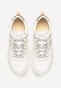 Sneaker bianchi e beige con tomaia testurizzata, suola spessa, punta rotonda e lacci grigi con una fantasia e dettagli metallici. Marchio Colmar visibile.