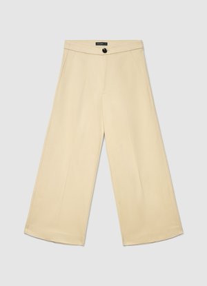 Pantaloni beige a gamba larga con una texture liscia, caratterizzati da un design sartoriale, dettagli cuciti e una chiusura con un singolo bottone in vita.