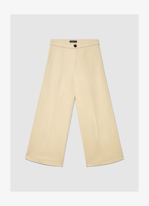Pantaloni beige a gamba larga con una texture liscia, caratterizzati da un design sartoriale, dettagli cuciti e una chiusura con un singolo bottone in vita.