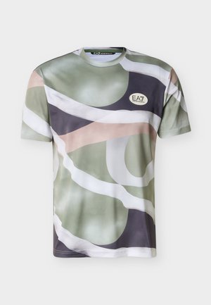 Κοντομάνικο μπλουζάκι με στρογγυλή λαιμόκοψη και αφηρημένο μοτίβο παραλλαγής σε πράσινο, μαύρο, μπεζ και λευκό χρώμα, με λογότυπο EA7 Emporio Armani στο στήθος.