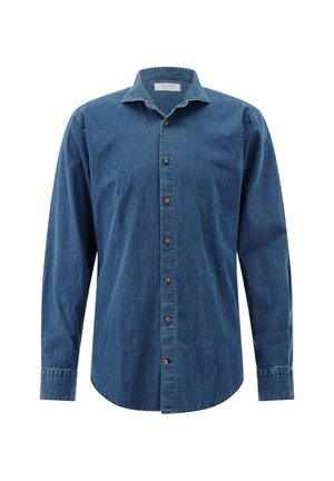 Langärmliges blaues Jeanshemd mit spitzem Kragen und braunen Knöpfen vorne, dargestellt auf weißem Hintergrund.