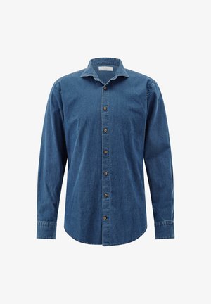 Langärmliges blaues Jeanshemd mit spitzem Kragen und braunen Knöpfen vorne, dargestellt auf weißem Hintergrund.