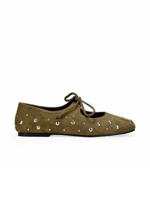 Zapato plano de ante verde oliva con tachuelas redondas plateadas, un lazo en la parte superior y una suela baja negra.