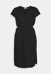 Robe en lin noir avec un décolleté en V, des manches courtes, une taille à cordon et des fentes latérales. Présente une texture lisse et une coupe décontractée.