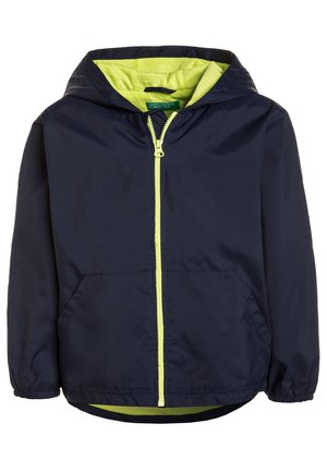 Giacca a vento navy con fodera verde nella cappuccio, zip frontale completa, polsini elasticizzati e due tasche laterali. Tessuto leggero e liscio.