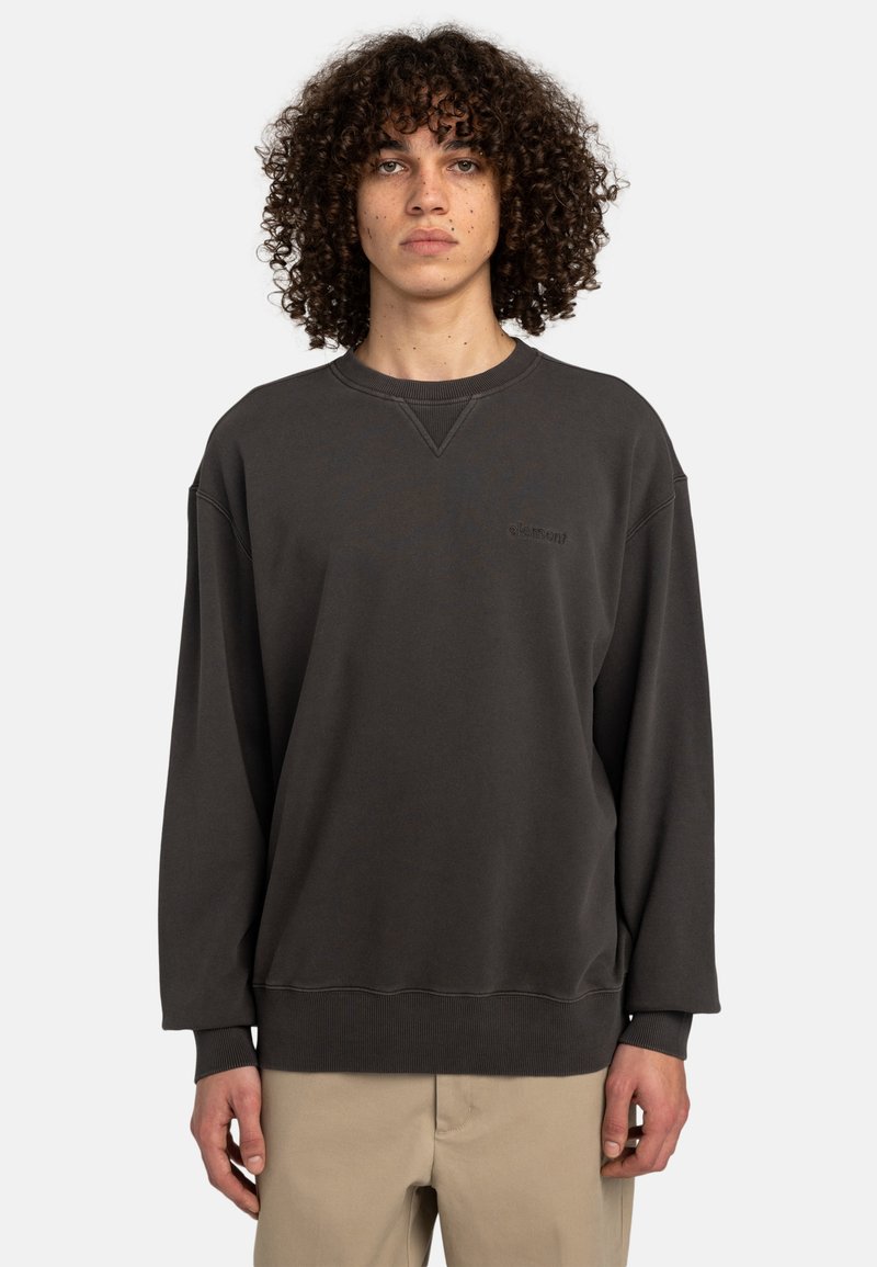 Dunkelgrauer, übergroßer Pullover mit rundem Ausschnitt, gerippten Bündchen und Saum, ausgestattet mit einem dezenten, geprägten Logo auf der Brust.