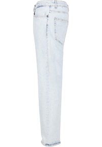 Svetlo modri usnjeni jeans s ravnim krojem, ki vključujejo pet žepov in subtilne obrabe. Klasično šivanje ob šivih.