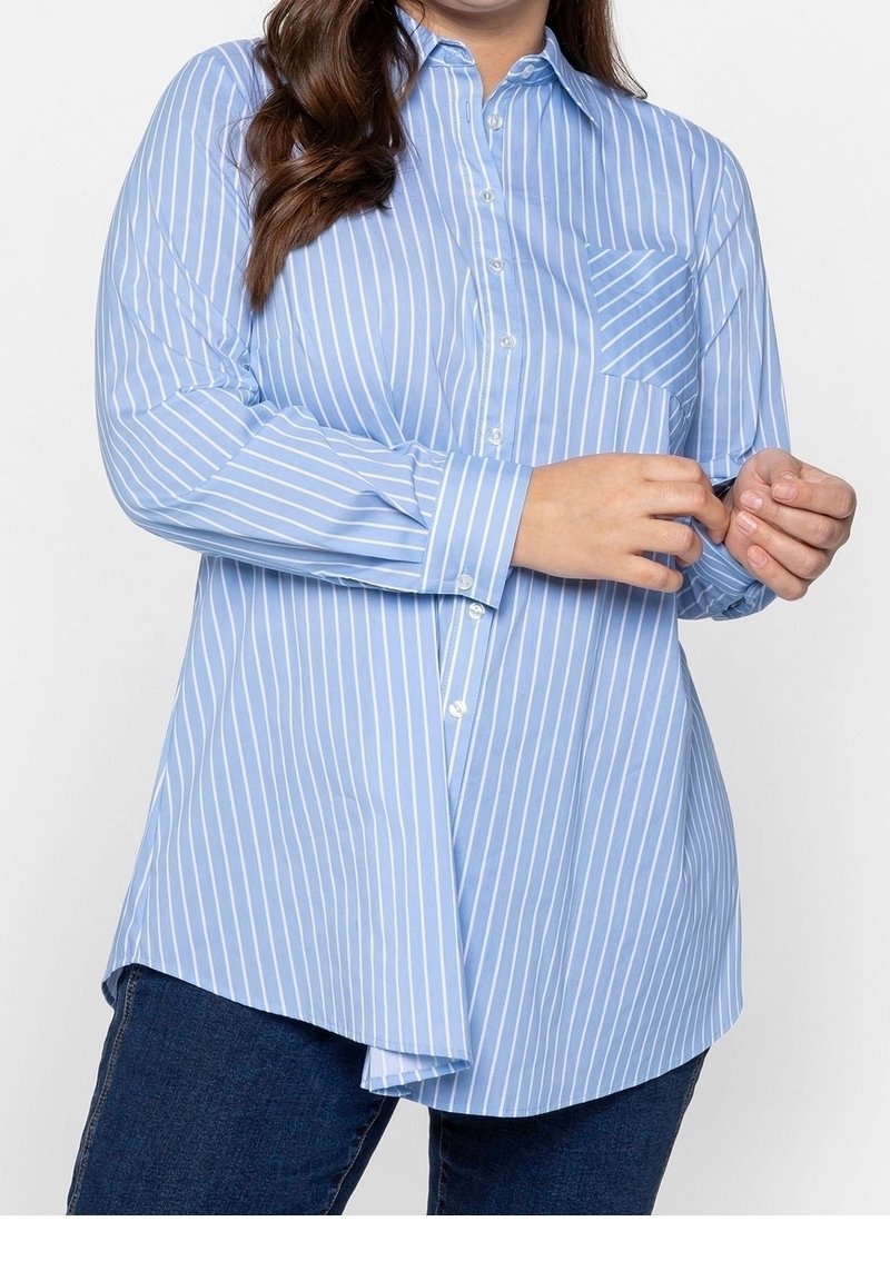 Chemise bleu clair à boutons avec rayures blanches verticales, dotée d'une poche poitrine et de manches longues, fabriquée dans un tissu lisse.
