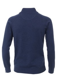 Marinblå tröja med hög krage, långa ärmar, ribbade fållar och midja; tillverkad av ett mjukt, strukturerat stickat material.
