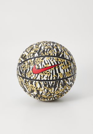 Pallone da basket con superficie texturizzata, caratterizzato da un design a motivo animalier giallo, nero e bianco e un prominente logo Nike rosso.
