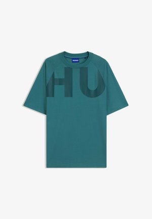 Blågrøn bomuld t-shirt med en stor mørkegrøn "HU" grafik på fronten, korte ærmer og rund halsudskæring. Glat tekstur.