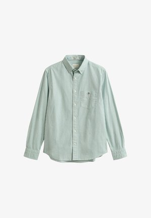 Chemise à manches longues bleu clair et blanc à rayures verticales, avec poche poitrine et col boutonné.