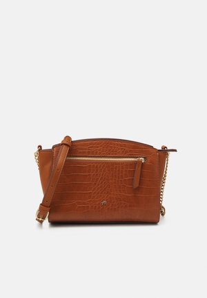 Borsa a tracolla in pelle marrone con motivo a coccodrillo testurizzato, tasca con cerniera dorata e catena e tracolla removibili.