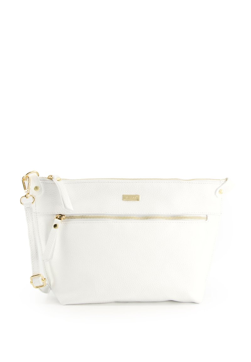 Weißes Leder-Crossbody-Bag mit goldfarbenen Beschlägen, ausgestattet mit einer Reißverschlusstasche auf der Vorderseite und einem verstellbaren Trageriemen für vielseitige Trageoptionen.